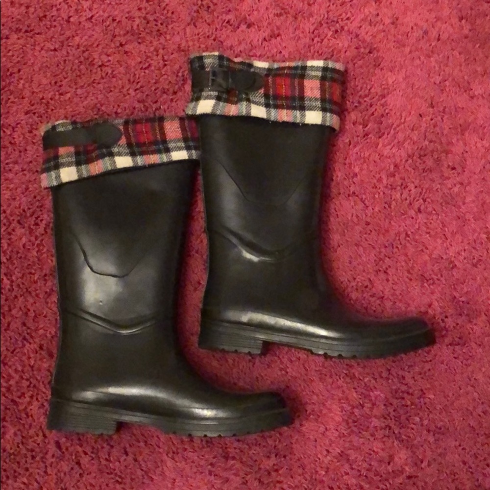 black rain boots